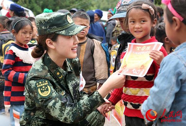 武警四川总队官兵与凉山州昭觉县梭梭拉达村的孩子们欢度“六一”儿童节。